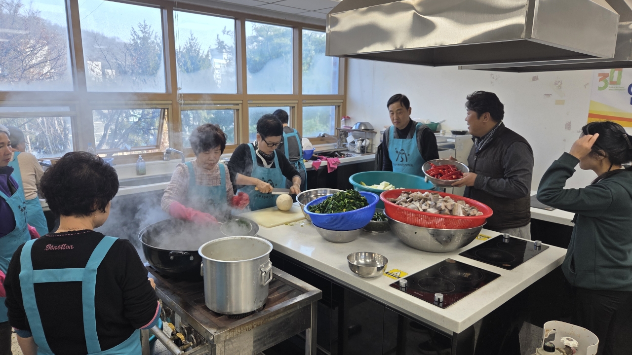 연수구 연수1동 주민자치회는 지난 17일 지역 내 저소득 계층 50가구에 코다리조림과 시금치나물을 정성껏 준비해 전달했다